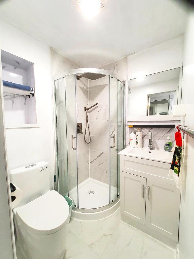 Renovated Cozy Bedroom With Private Washroom 多伦多 外观 照片