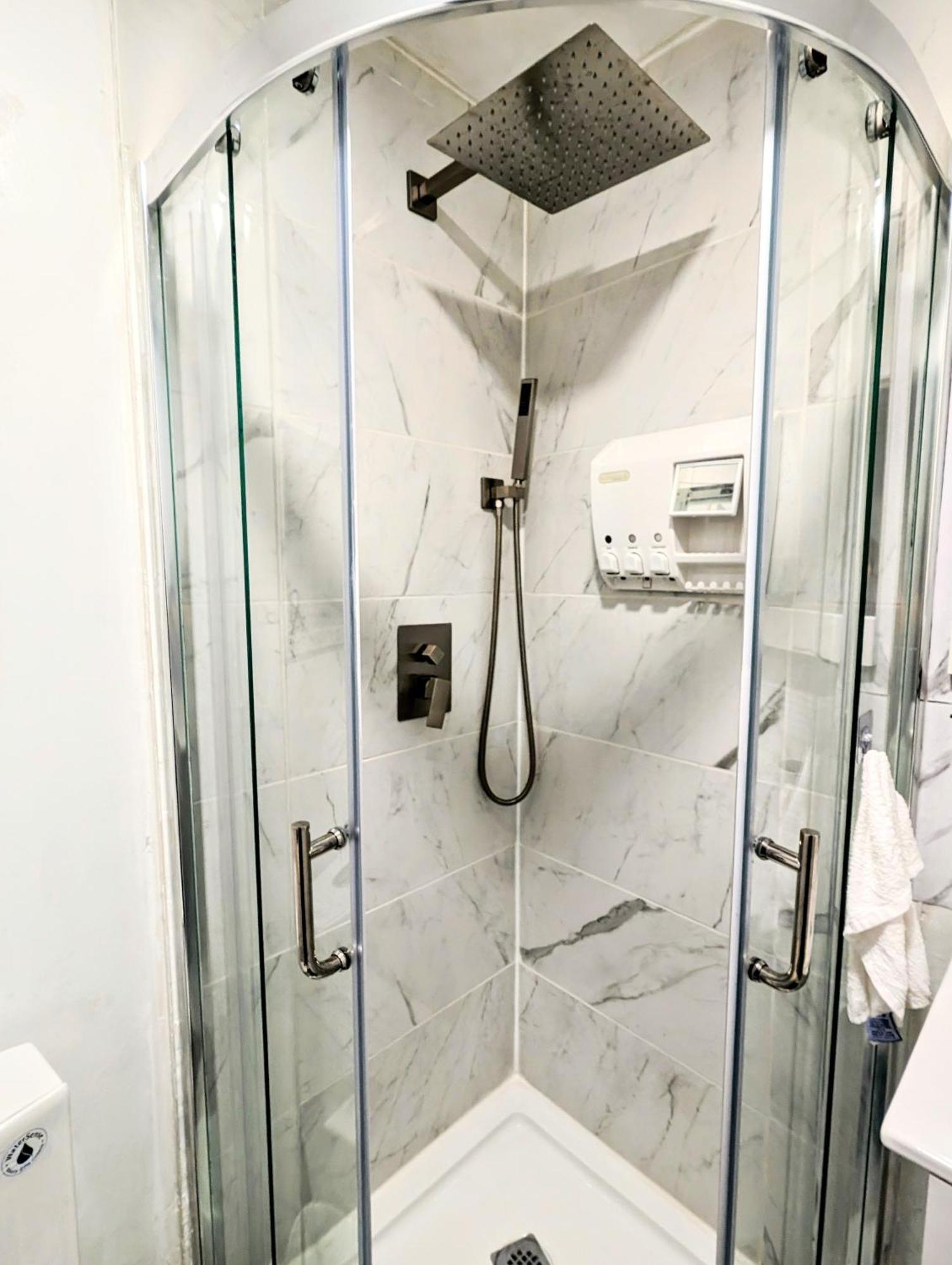 Renovated Cozy Bedroom With Private Washroom 多伦多 外观 照片